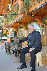 Dieter Reiter vor der Wildstubn (©Foto: Martin Schmitz)